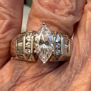 🌻Sophisticated Silver Ring with Marquise Diamond and Geometric Design